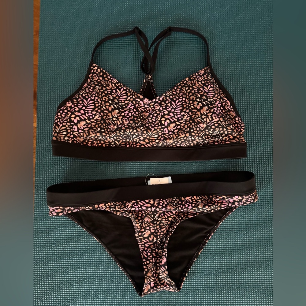 New Roxy swimsuit set. Top & bottom size XL